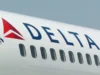 Обслуживающий персонал Delta случайно активировал аварийный трап в аэропорту